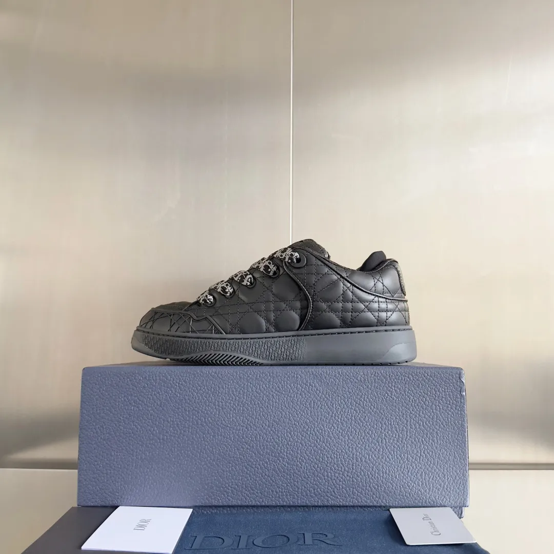 [DIOR] P: 820💰 Men's 39-44. (Male 38. 45. Customized) Dior Dior B9S series top version bread shoes casual sports shoes skate shoes original purchase development and production This new B9S skateboard sneakers are inspired by skateboarding and Dior's high-order spirit. Crafted from navy blue cotton tweed, the classic cannage pattern is reinterpreted with grained calfskin details in homage to Dior's savoir-faire. Padded tongue and technical fabric leg provide ideal comfort. Iconic details abound throughout the design, such as the Dior signature on the heel and tongue, cannage-patterned panels, and the rubber Dior Charm signature on the side inspired by the Dior logo. The rubber soles engraved with Oblique printing with a gradient effect are more refined and can add a high-end temperament to various looks. Exquisite packaging at the delivery counter🛍📦 ▪️Fabric: Original customized first-layer cowhide + tweed ▪️Inner lining: Customized breathable lining ▪️Outsole: Original open-molded anti-slip TPU material ▪️Sole thickness: 3.5CM.
